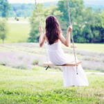 清新的唯美女生荡秋千头像图片