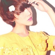 清新唯美女头带花朵图片