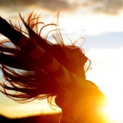 逆光夕阳唯美意境女头图片