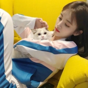 女生怀中抱猫穿校服头像图片