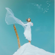 白色雪峰之颠女头图片