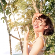 短发荡秋千快乐女头图片