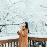 冬天雪景女生祈祷唯美头像图片