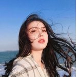 头发飘逸海边女生头像图片