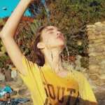 女生头像拿水浇自己图片