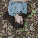 倒躺着闭眼文艺女头图片