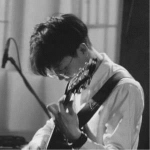 文艺弹吉他的黑白男头图片