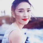 心动红唇微笑女头图片