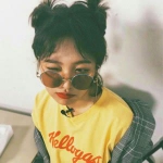 戴眼镜俏皮女头图片