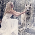 冰天雪地女生与狼头像图片