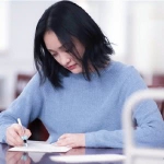 成熟低头写信女头图片