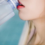 撩人喝水治愈系女头图片