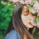 文艺闻花香的女头图片