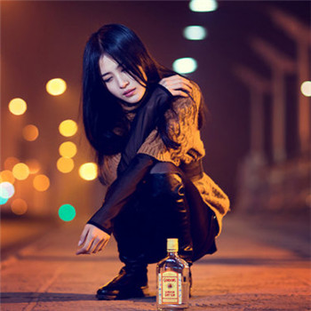 女生伤感喝酒头像图片