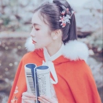 古风古韵捧卷读书女头图片