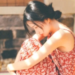 文艺坐着抱膝伤感女头图片