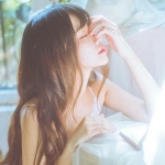 清新闭眼失恋伤感女头图片