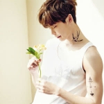 干净拿花帅哥头像图片