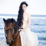 海边骑马长发女头图片