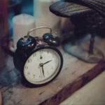 安静意境闹钟头像图片