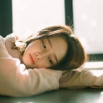 女头趴在桌子上想念图片