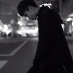 深沉低头黑白伤感男头图片