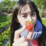 简单手拿草莓少女头像图片