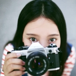 大眼女孩子拿相机头像图片