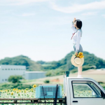 文艺拿向日葵清新女头图片