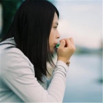 吹着口琴的心事女头图片