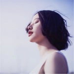 短发女生安静听风的声音头像图片