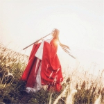 江湖气息红衣古风女子吹曲头像图片