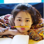 俏皮可爱趴在课桌女头图片