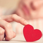 清新手指拨动爱心头像图片