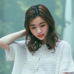 成熟低头抚发温柔女头图片