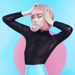 时尚粉色头发吹泡泡糖女头图片