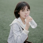 清新校园短发女生喝水头像图片