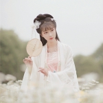 白色干净安静清新古风女头图片