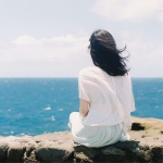 干净伤感海边女生背影头像图片