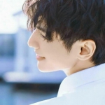 干净眼角带笑清新男头图片