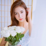 简单清新抱花女头图片