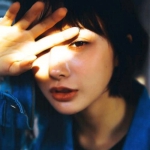 阳光洒在脸上孤独短发女头图片