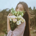 文艺抱花清新长发女头图片