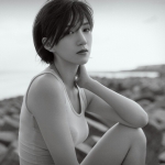 唯美伤感黑白短发女头图片