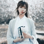 清新拿书古风女子头像图片