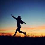 QQ头像女生奔跑背影唯美图片