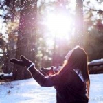 唯美雪地里漂亮女生头像图片