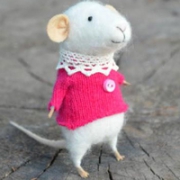 可爱小老鼠穿衣服站着头像图片