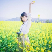 唯美油菜花中女生头像图片