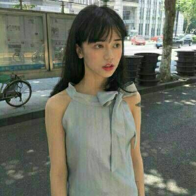 颓废女头抽烟喝酒